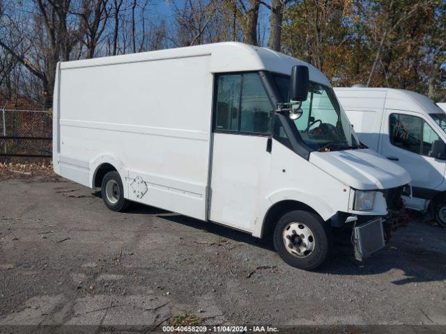  Salvage Isuzu Commercial Van