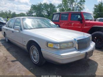  Salvage Lincoln Towncar