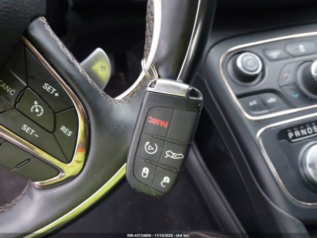 Chrysler 200 C Image 16