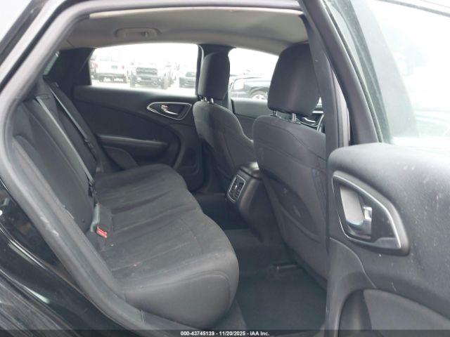 Chrysler 200 Limited Image 9