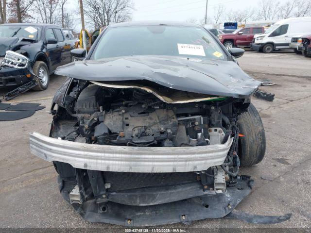 Chrysler 200 Limited Image 10