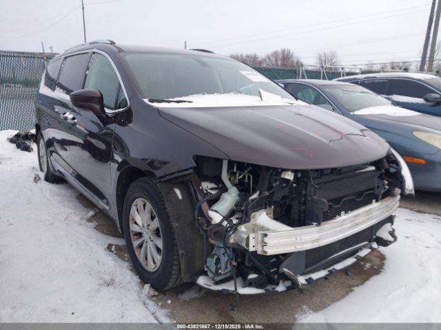  Salvage Chrysler Pacifica