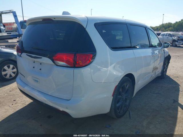 Chrysler Pacifica Touring Plus Image 16