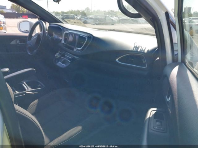 Chrysler Pacifica Touring Plus Image 3