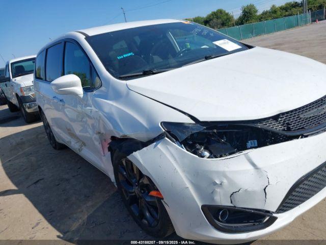 Chrysler Pacifica Touring Plus Image 2