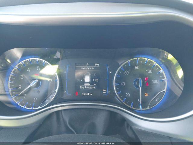 Chrysler Pacifica Touring Plus Image 4