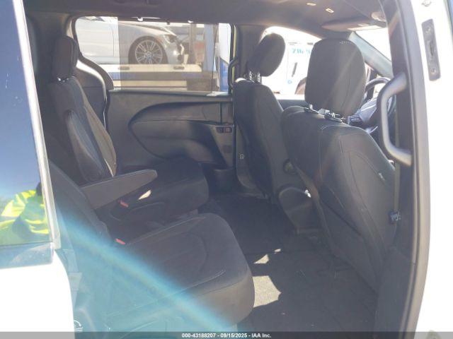 Chrysler Pacifica Touring Plus Image 6