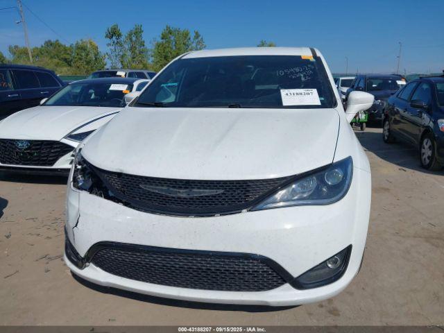 Chrysler Pacifica Touring Plus Image 9