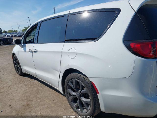 Chrysler Pacifica Touring Plus Image 12