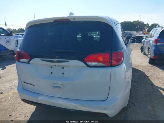 Chrysler Pacifica Touring Plus Image 13