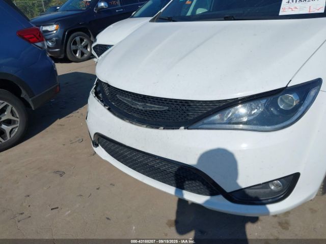 Chrysler Pacifica Touring Plus Image 14