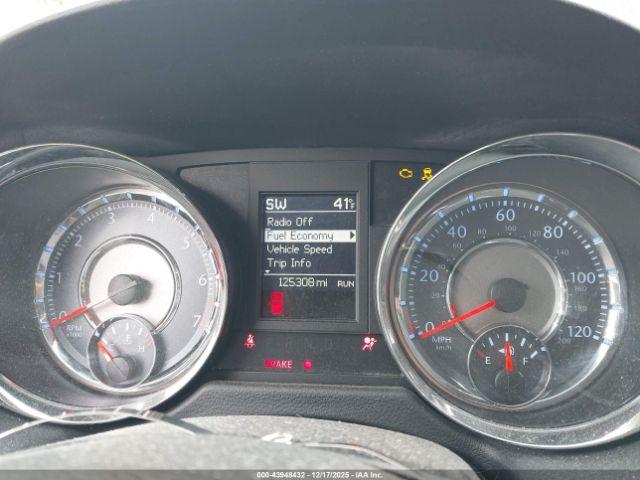 Chrysler Town & Country Touring Image 8