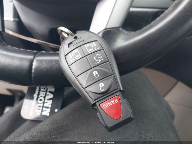 Chrysler Town & Country Touring Image 7