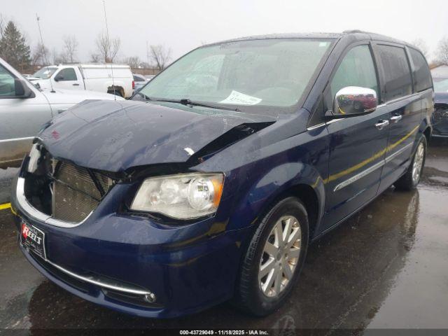 Chrysler Town & Country Touring-l Image 4