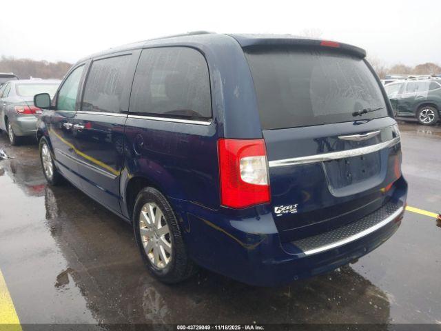 Chrysler Town & Country Touring-l Image 5