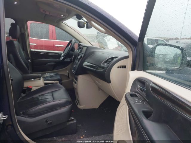 Chrysler Town & Country Touring-l Image 2