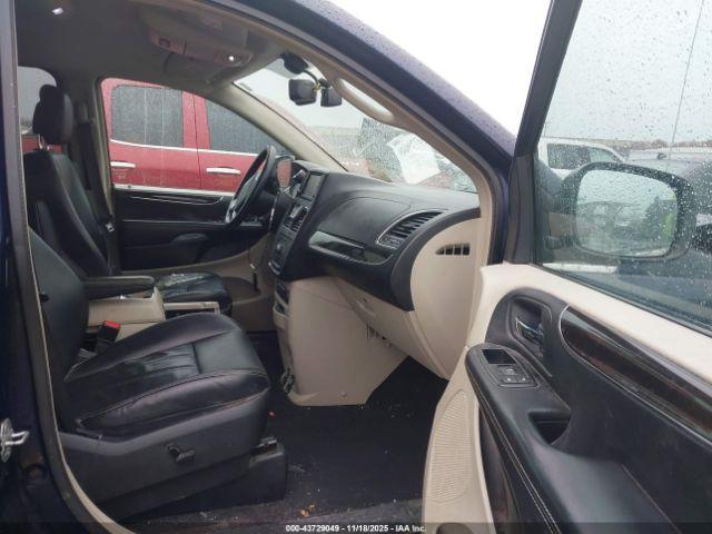 Chrysler Town & Country Touring-l Image 2