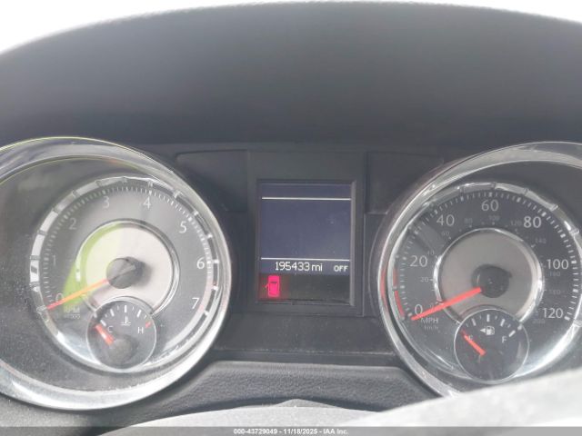 Chrysler Town & Country Touring-l Image 8