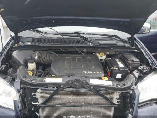 Chrysler Town & Country Touring-l Image 3