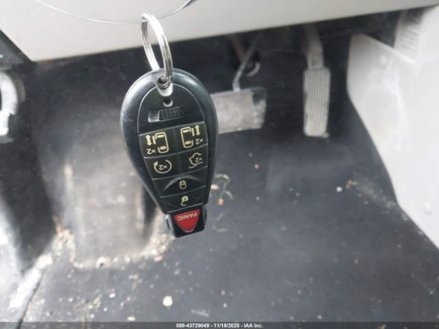 Chrysler Town & Country Touring-l Image 10