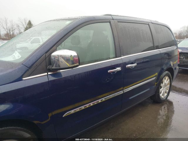 Chrysler Town & Country Touring-l Image 17