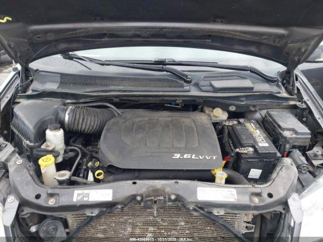 Chrysler Town & Country Touring-l Anniversary Edition Image 3