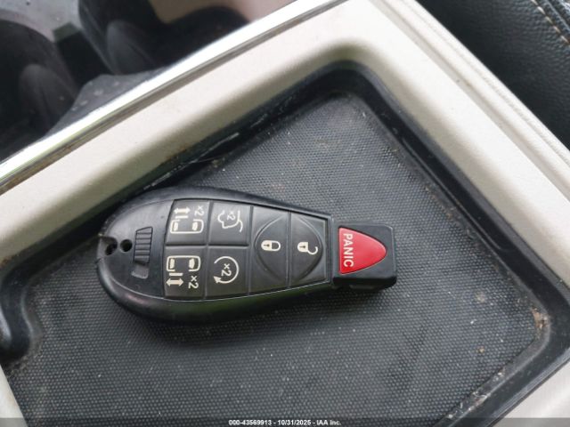 Chrysler Town & Country Touring-l Anniversary Edition Image 14