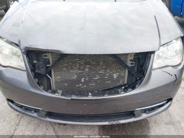 Chrysler Town & Country Touring-l Anniversary Edition Image 16