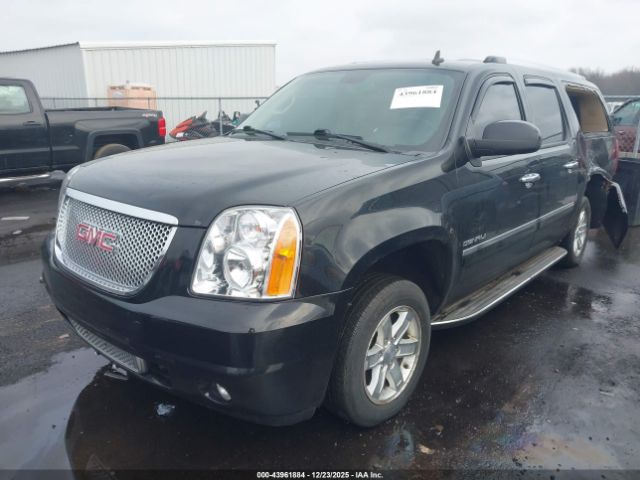 GMC Yukon Denali Image 3