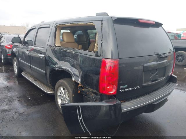 GMC Yukon Denali Image 10