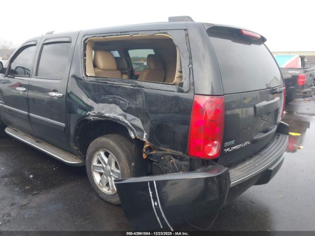 GMC Yukon Denali Image 4