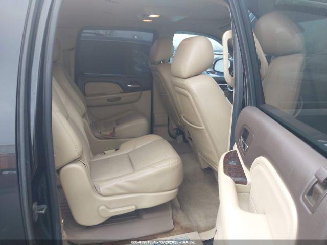 GMC Yukon Denali Image 15