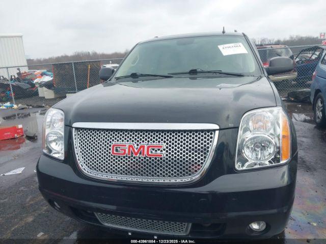GMC Yukon Denali Image 5