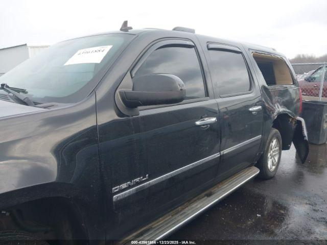 GMC Yukon Denali Image 6