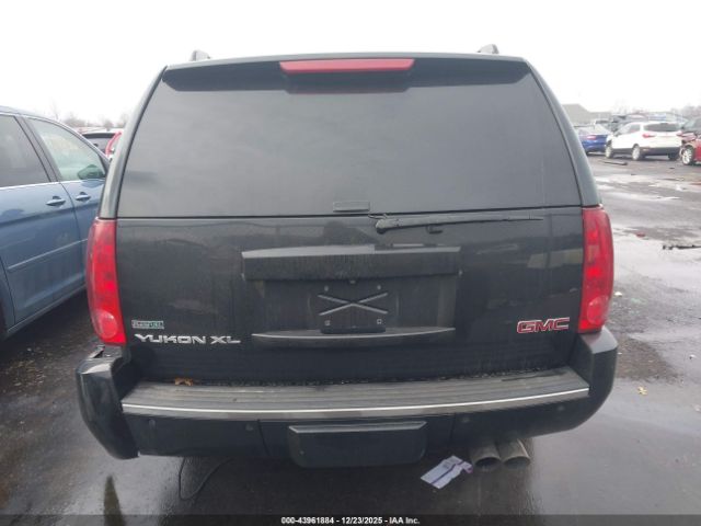 GMC Yukon Denali Image 7