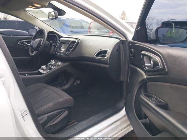 Chrysler 200 Limited Image 6