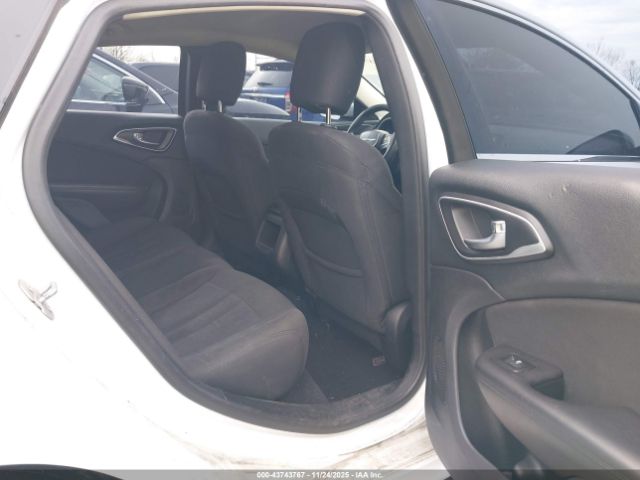 Chrysler 200 Limited Image 8