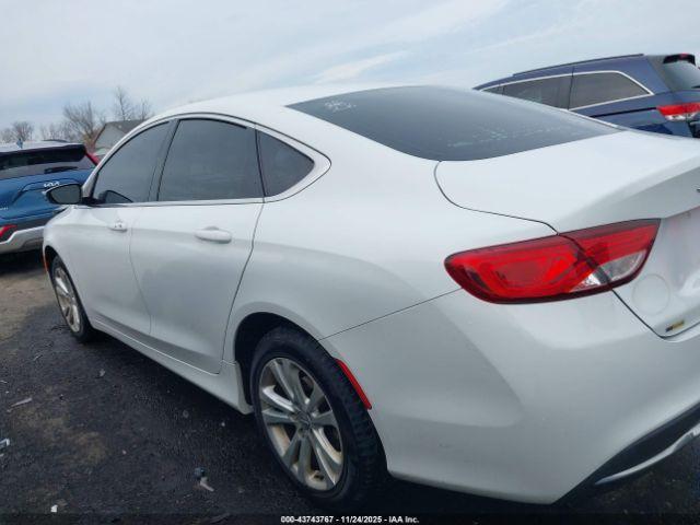 Chrysler 200 Limited Image 13