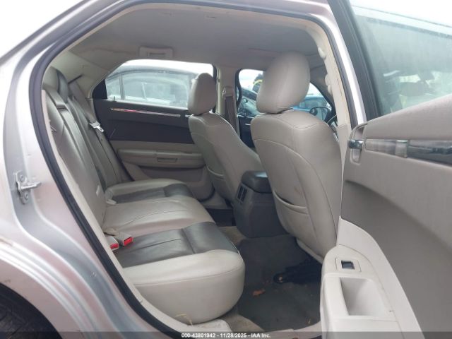 Chrysler 300 Touring Image 6