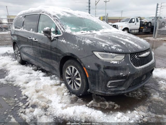 Chrysler Pacifica Touring L Image 1