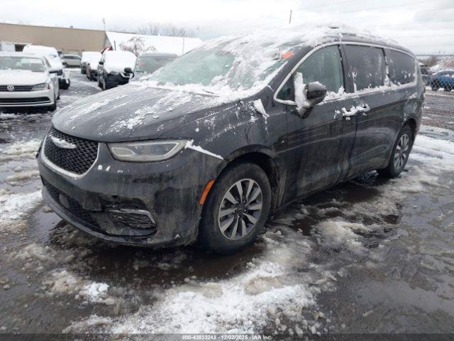 Chrysler Pacifica Touring L Image 2