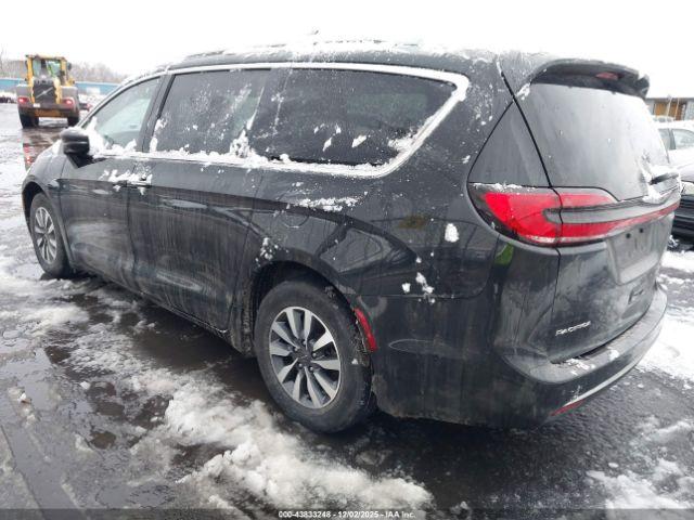 Chrysler Pacifica Touring L Image 3