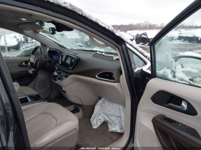 Chrysler Pacifica Touring L Image 4