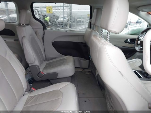 Chrysler Pacifica Touring L Image 9