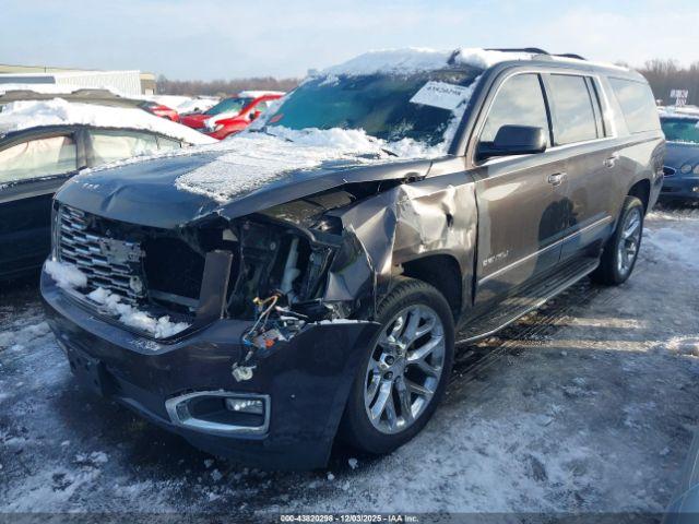 GMC Yukon Denali Image 4