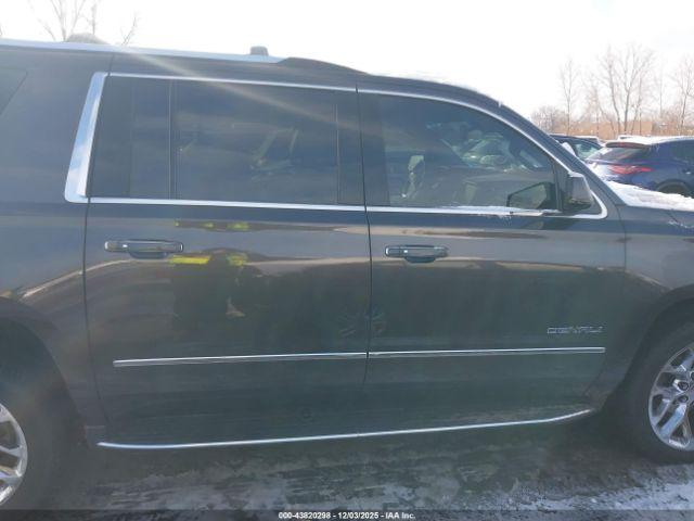 GMC Yukon Denali Image 14