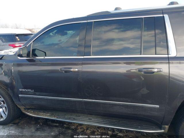 GMC Yukon Denali Image 15