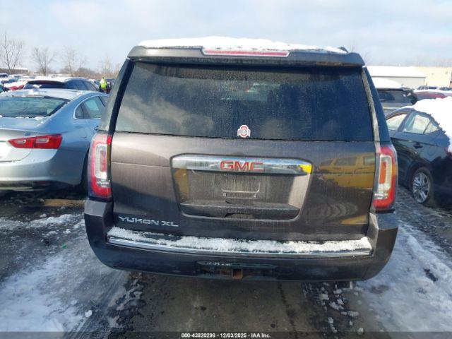 GMC Yukon Denali Image 13