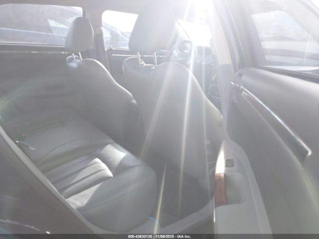 Chrysler 300c Image 6