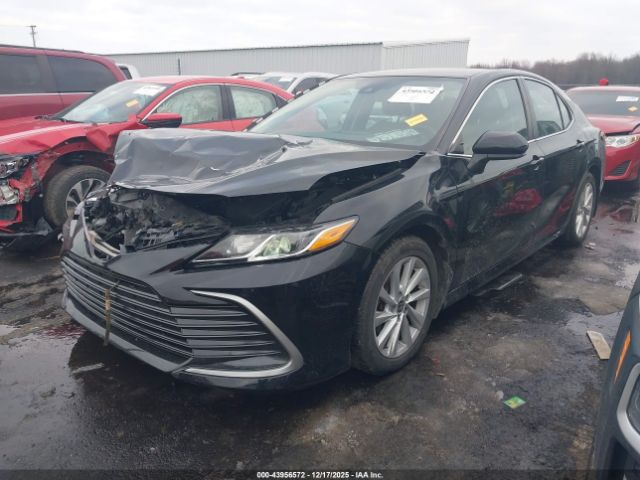 Toyota Camry Le Image 7